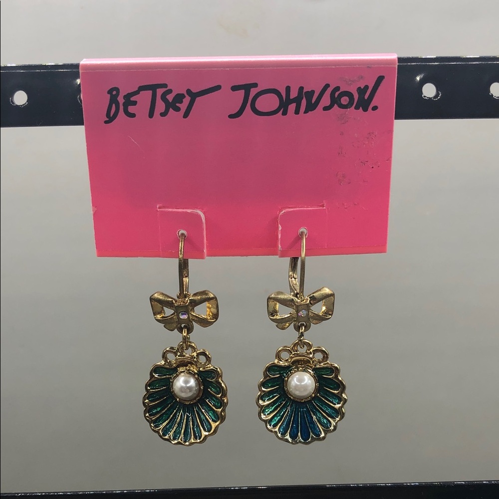Betsey Johnson Sea Shell Clam with Pearl and Bow Dangle Drop Earrings Authentic